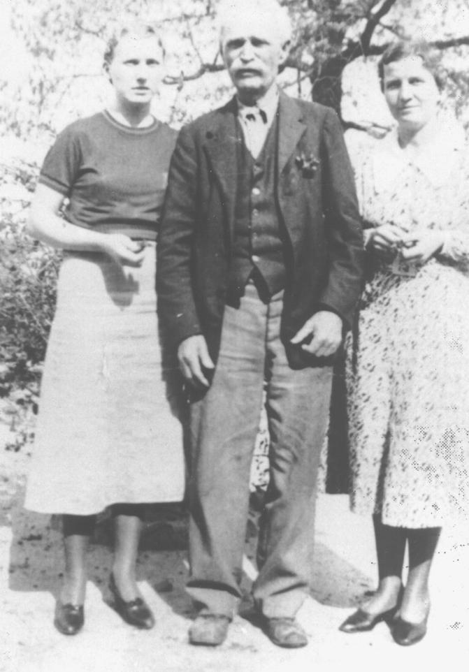 Mabel McKeehan with sister Marjorie and uncle B.B. McKeehan